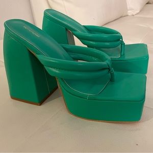 Green platform sandal , Pu Square heel 
Size : 7,5 or 8 
Pretty Little things